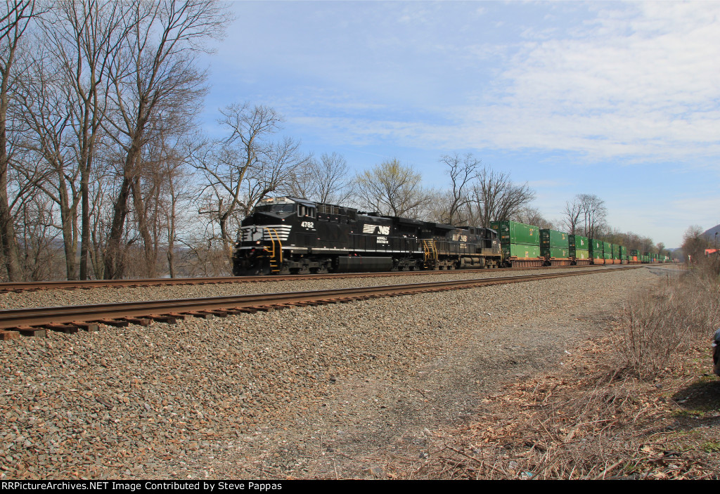 NS 4782 and 4152 with a stack train